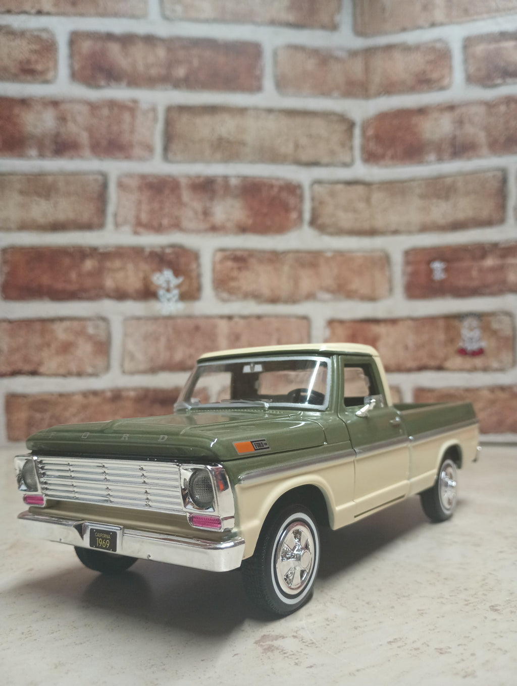 1969 FORD F-100 PICKUP 1:24 DIECAST BY MOTORMAX