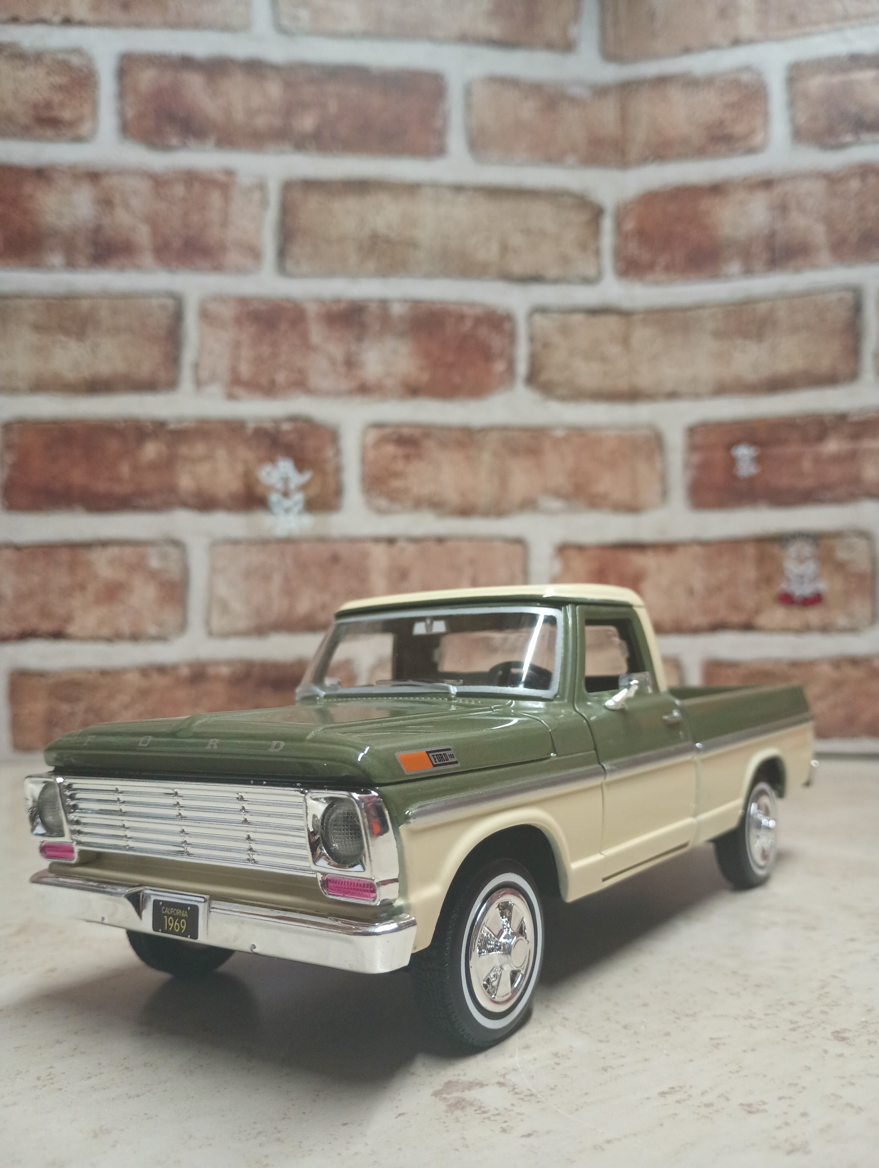 1969 FORD F-100 PICKUP 1:24 DIECAST BY MOTORMAX