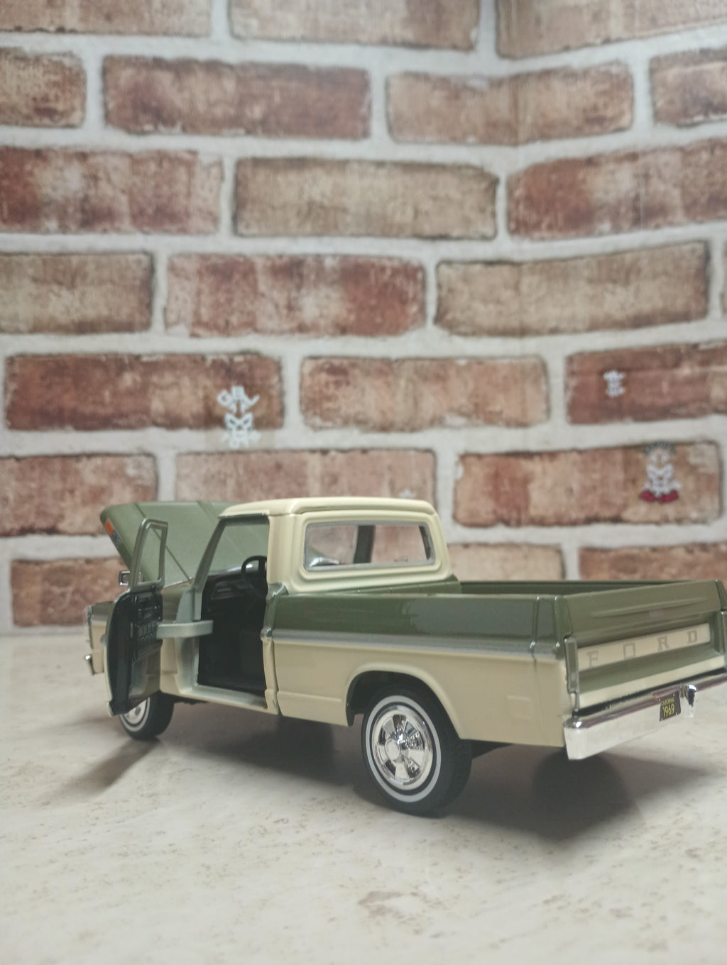 1969 FORD F-100 PICKUP 1:24 DIECAST BY MOTORMAX