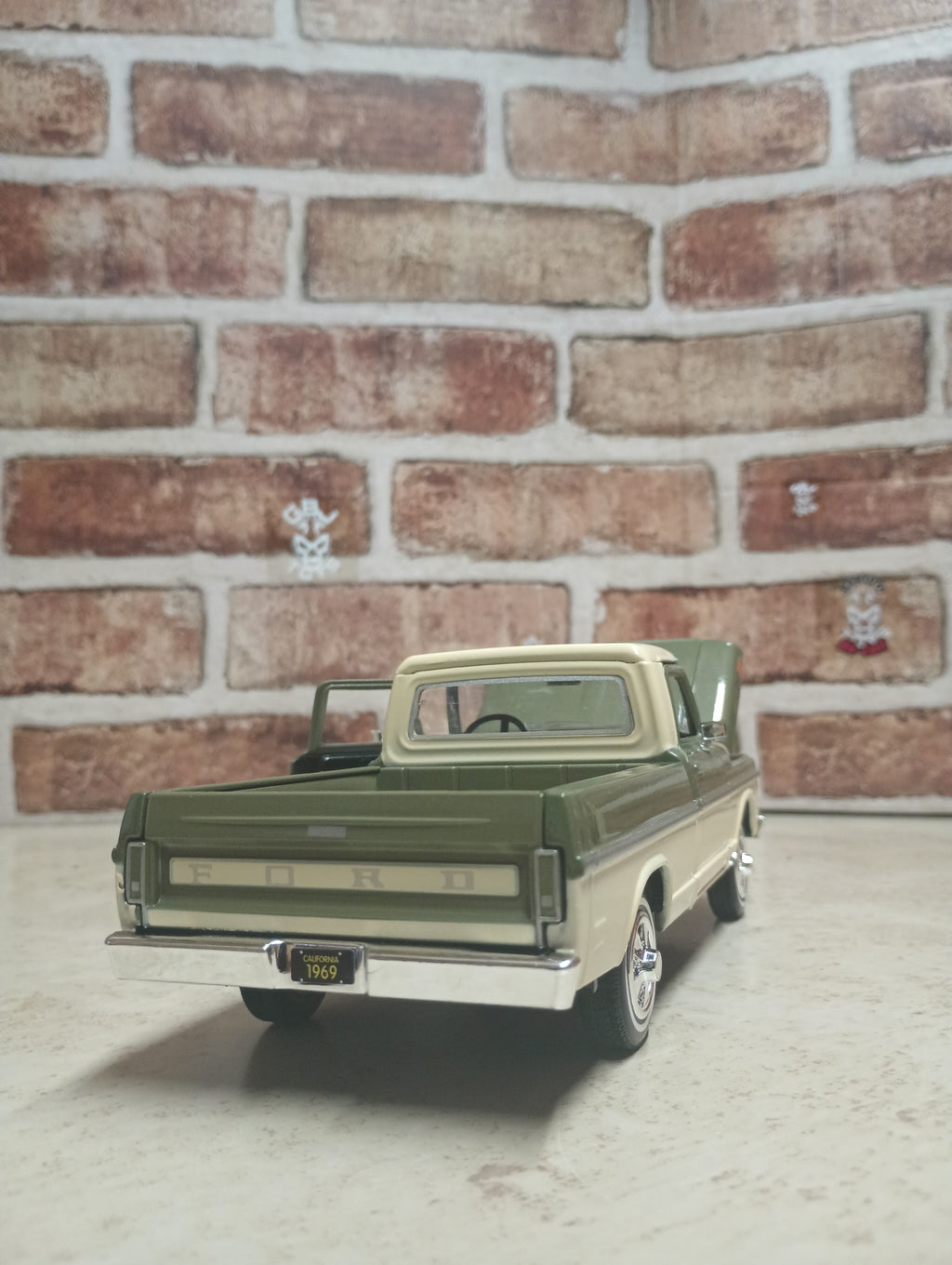 1969 FORD F-100 PICKUP 1:24 DIECAST BY MOTORMAX
