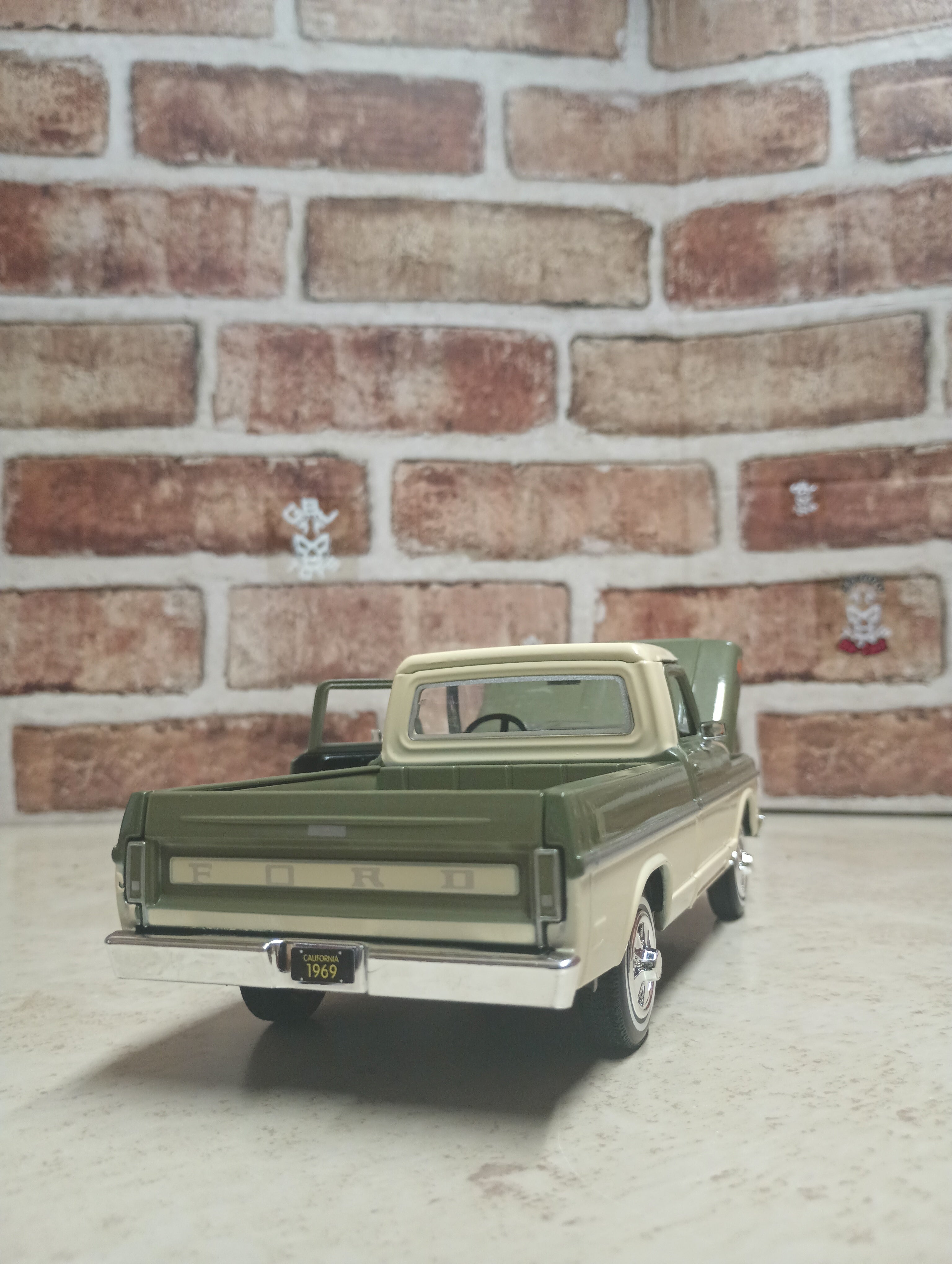 1969 FORD F-100 PICKUP 1:24 DIECAST BY MOTORMAX