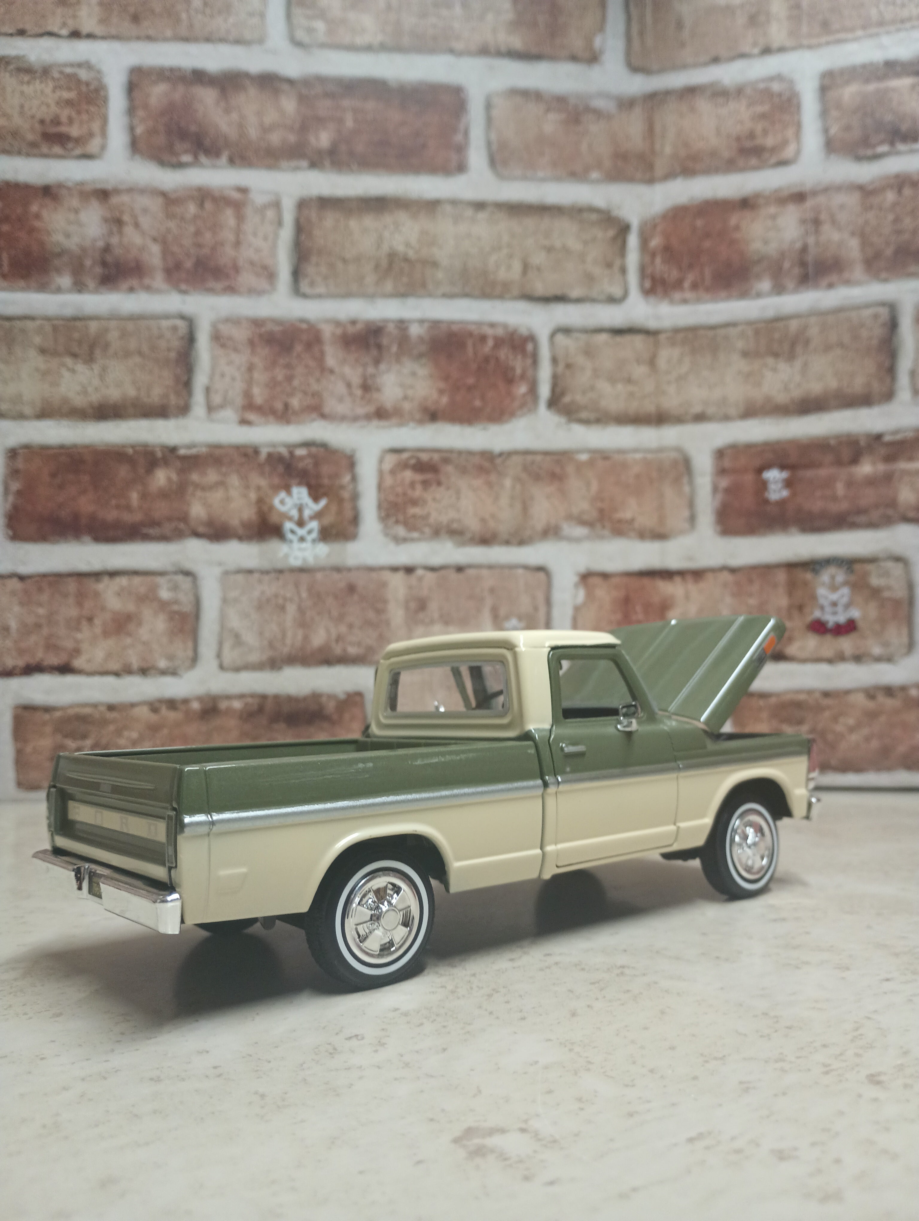 1969 FORD F-100 PICKUP 1:24 DIECAST BY MOTORMAX