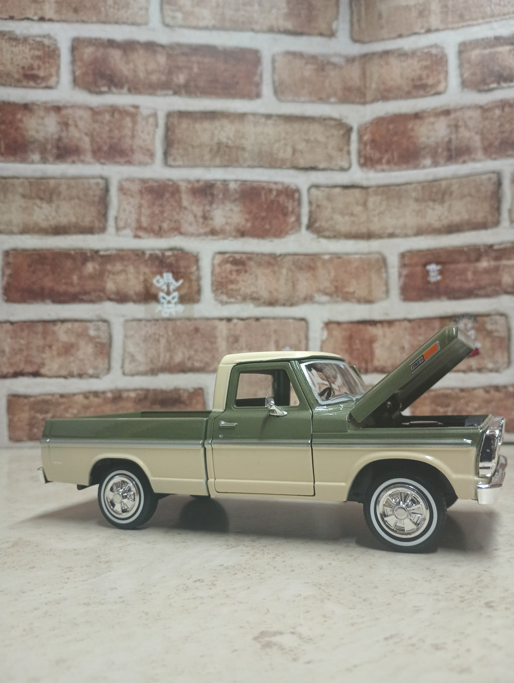 1969 FORD F-100 PICKUP 1:24 DIECAST BY MOTORMAX