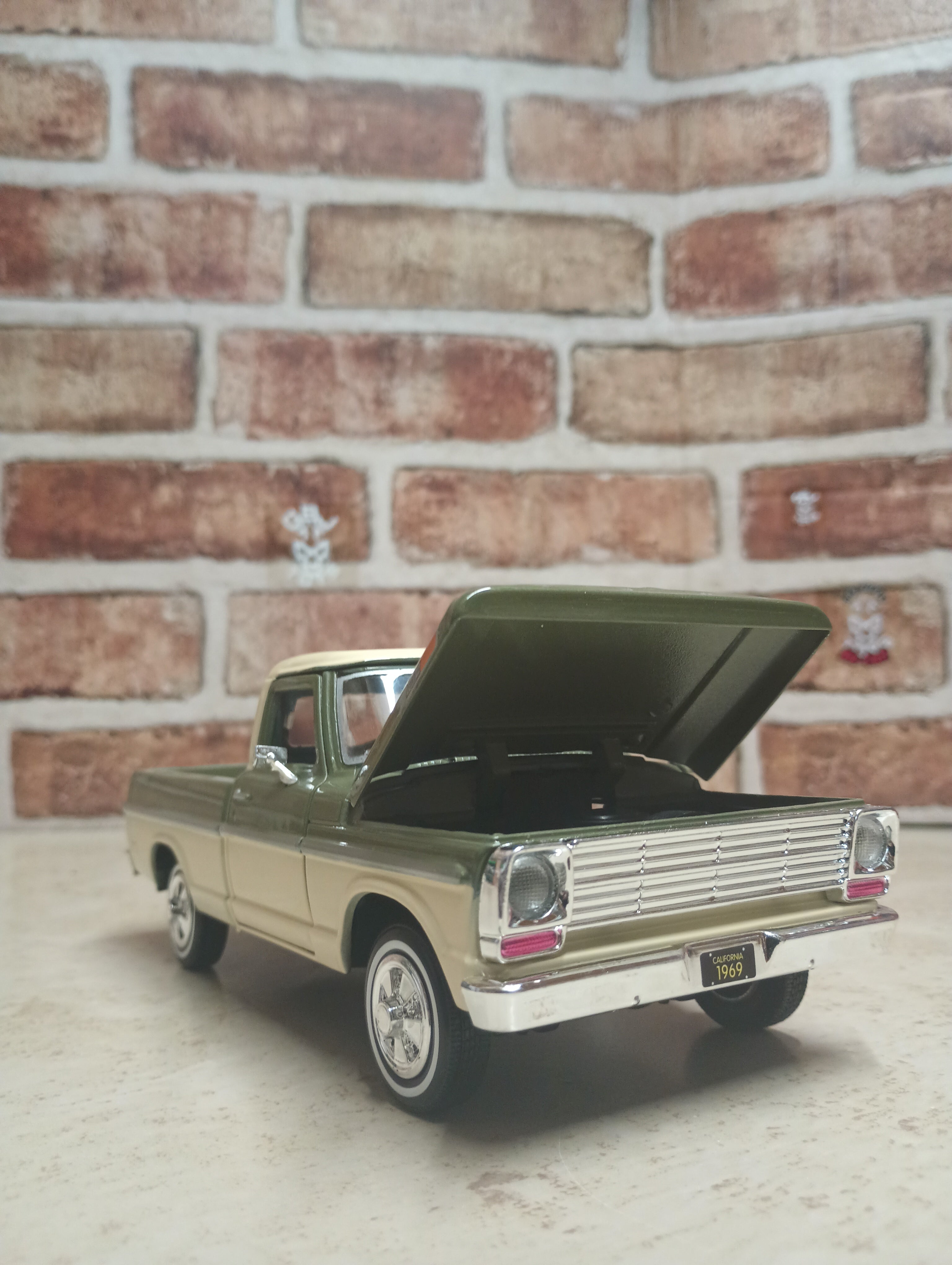 1969 FORD F-100 PICKUP 1:24 DIECAST BY MOTORMAX
