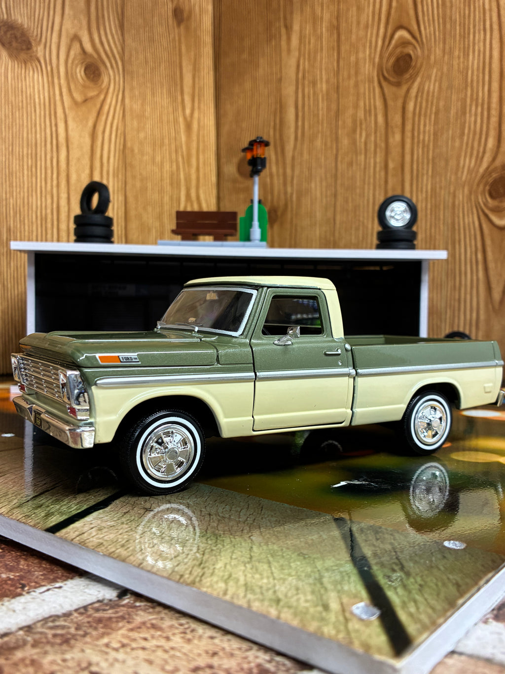 1969 FORD F-100 PICKUP 1:24 DIECAST BY MOTORMAX