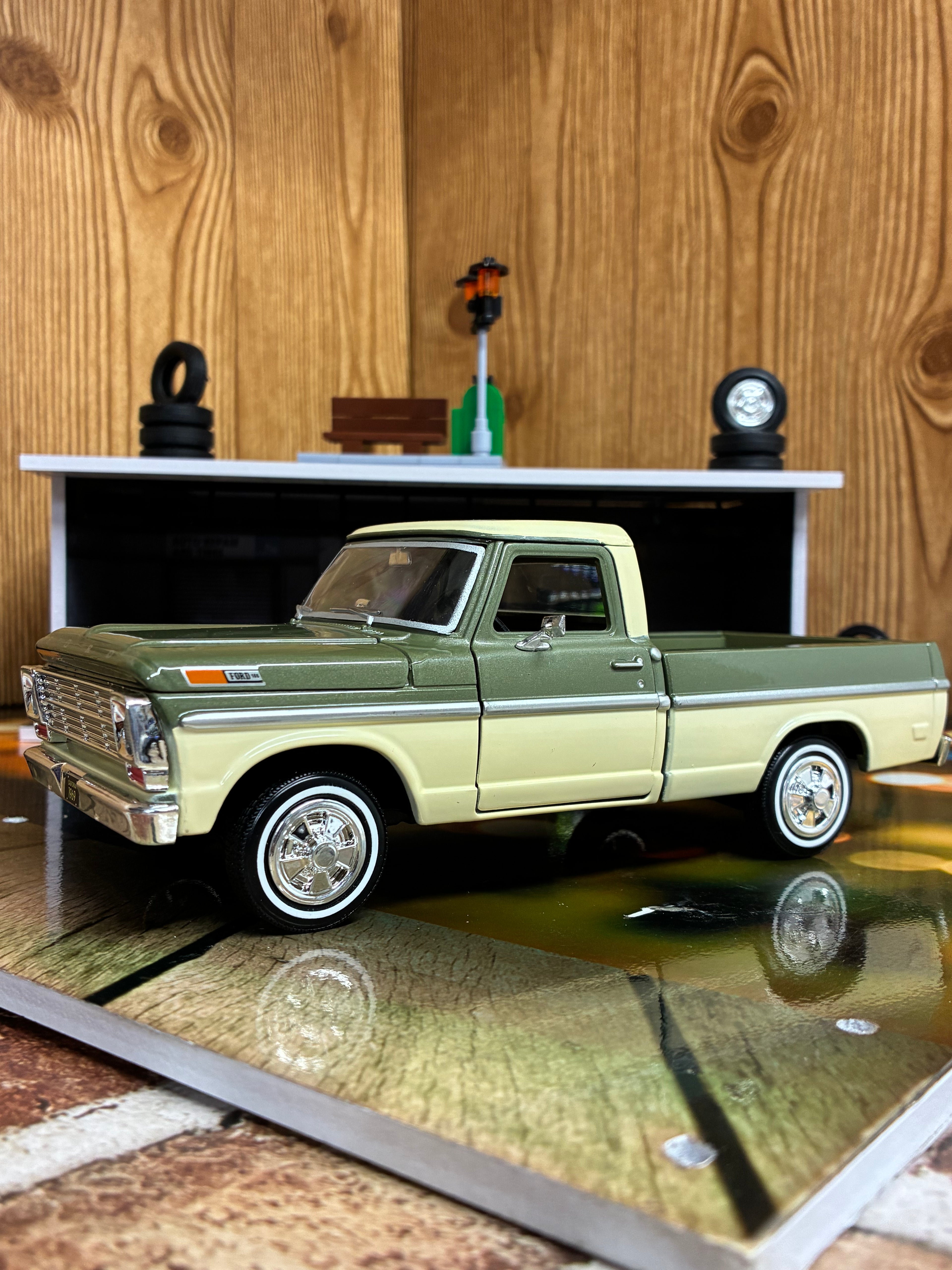 1969 FORD F-100 PICKUP 1:24 DIECAST BY MOTORMAX