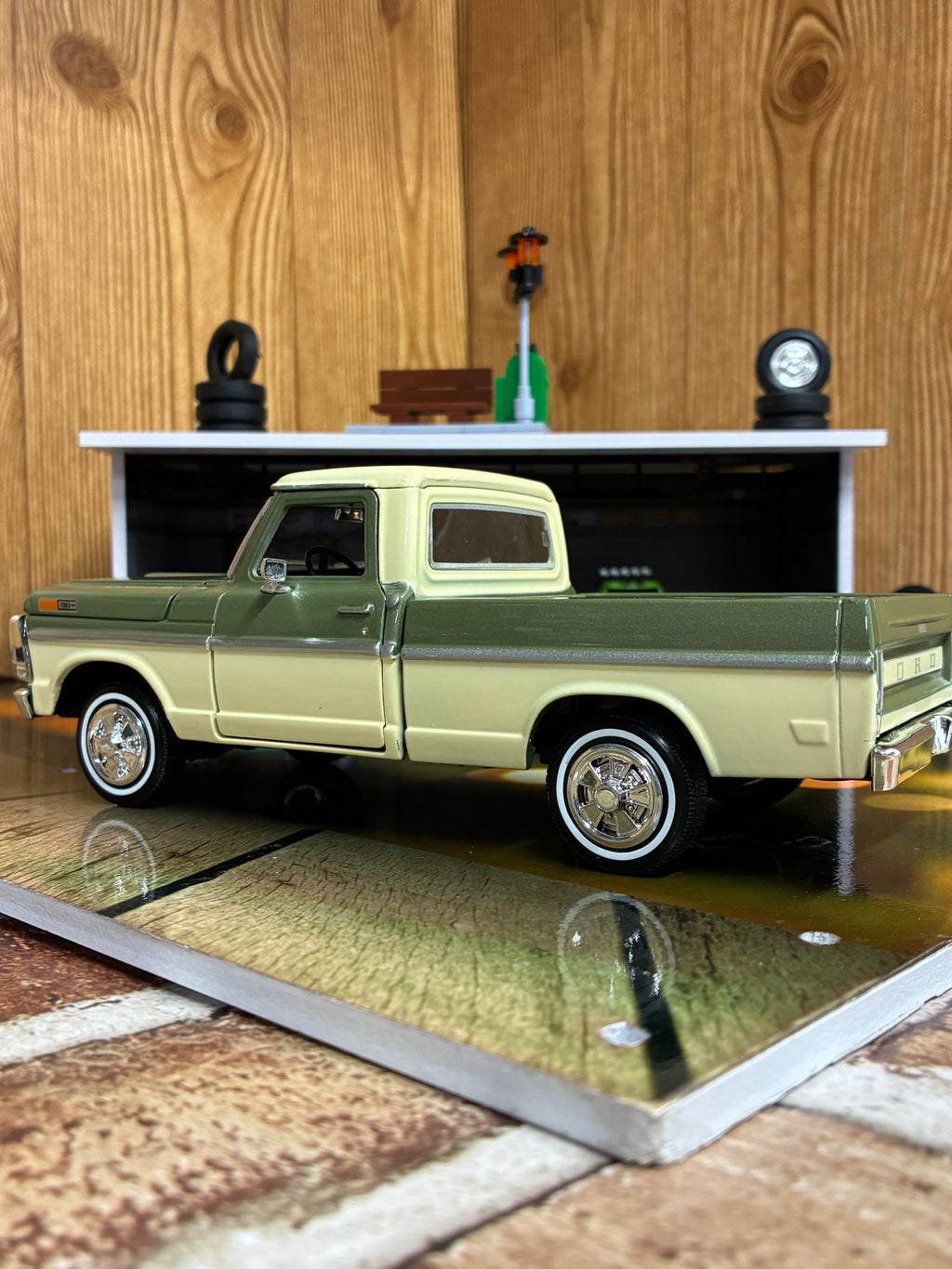 1969 FORD F-100 PICKUP 1:24 DIECAST BY MOTORMAX
