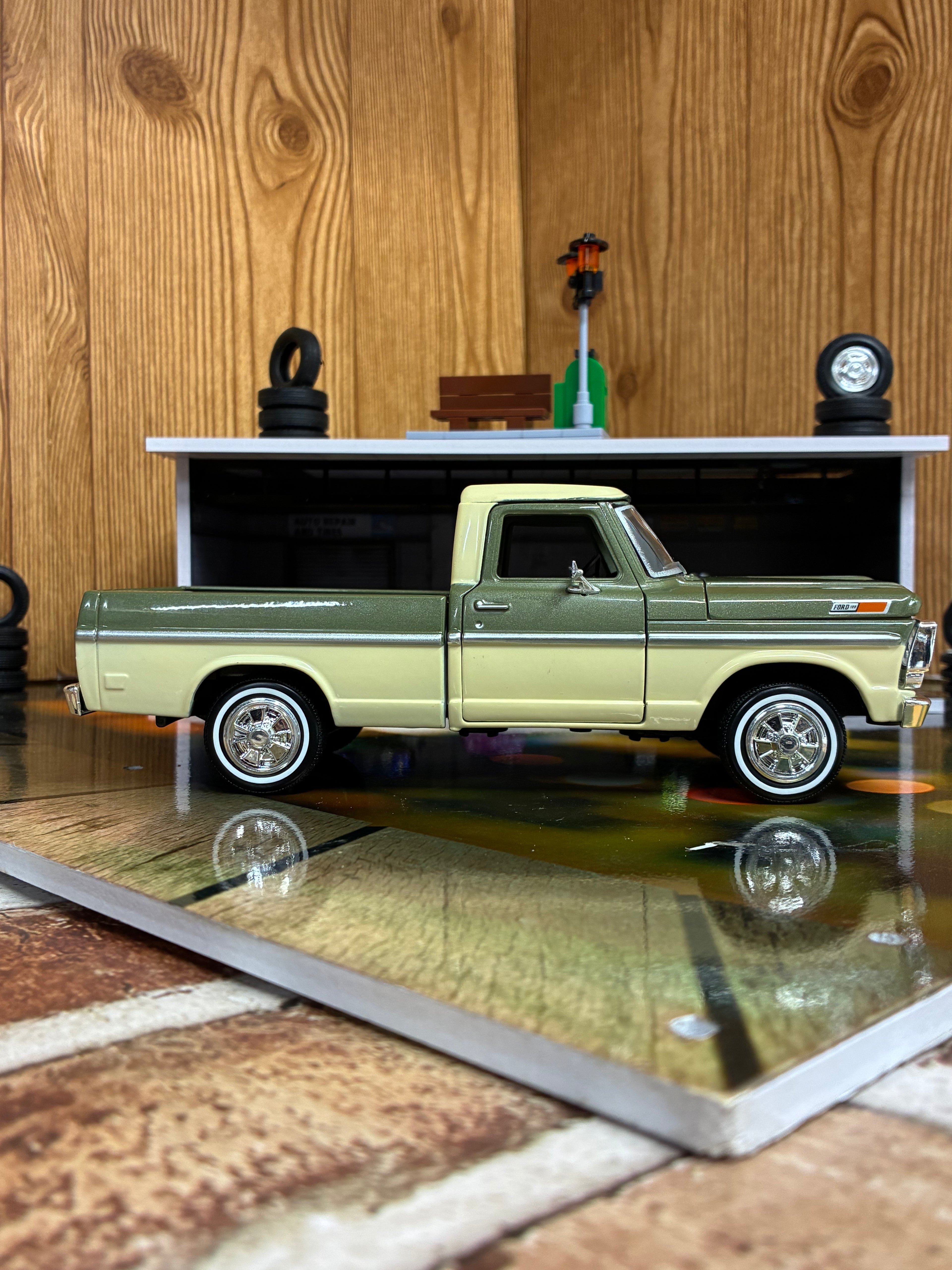 1969 FORD F-100 PICKUP 1:24 DIECAST BY MOTORMAX