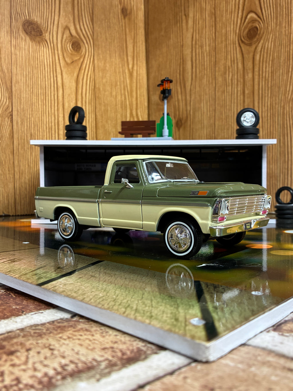 1969 FORD F-100 PICKUP 1:24 DIECAST BY MOTORMAX